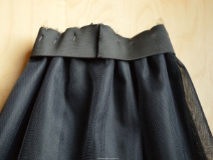 De gespelde tailleband : de elastiek moet je wat openrekken om de stof van de rokken rondom rond te kunnen spelden.