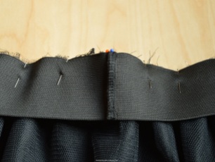 De gespelde tailleband : de gekleurde kopspelden van de rok en de elastiek op mekaar.